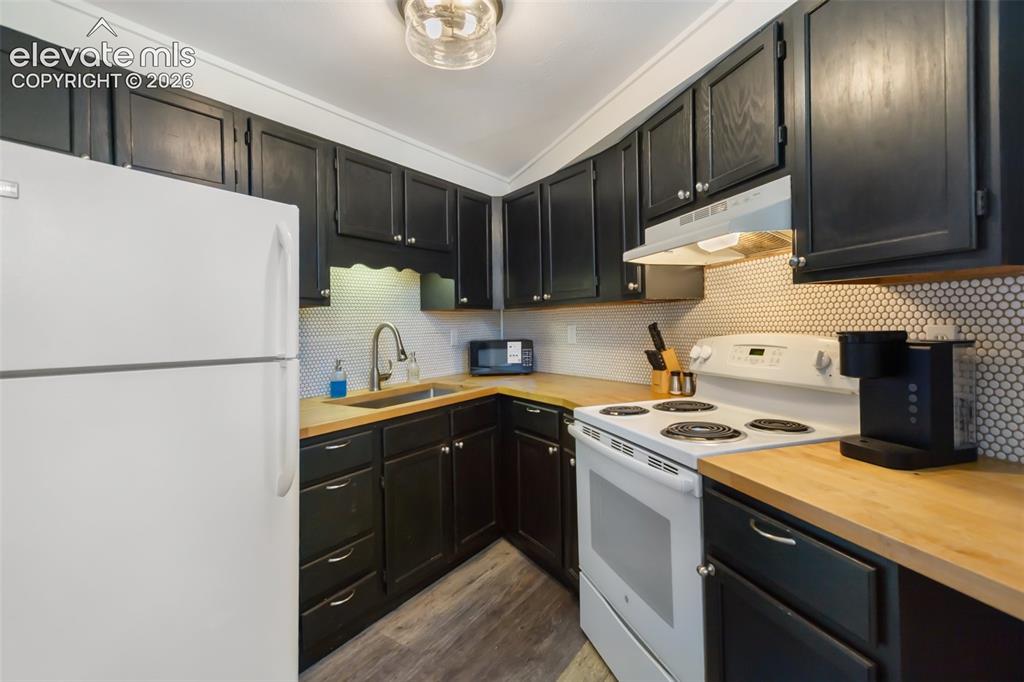 Image 10 of 29: Kitchen