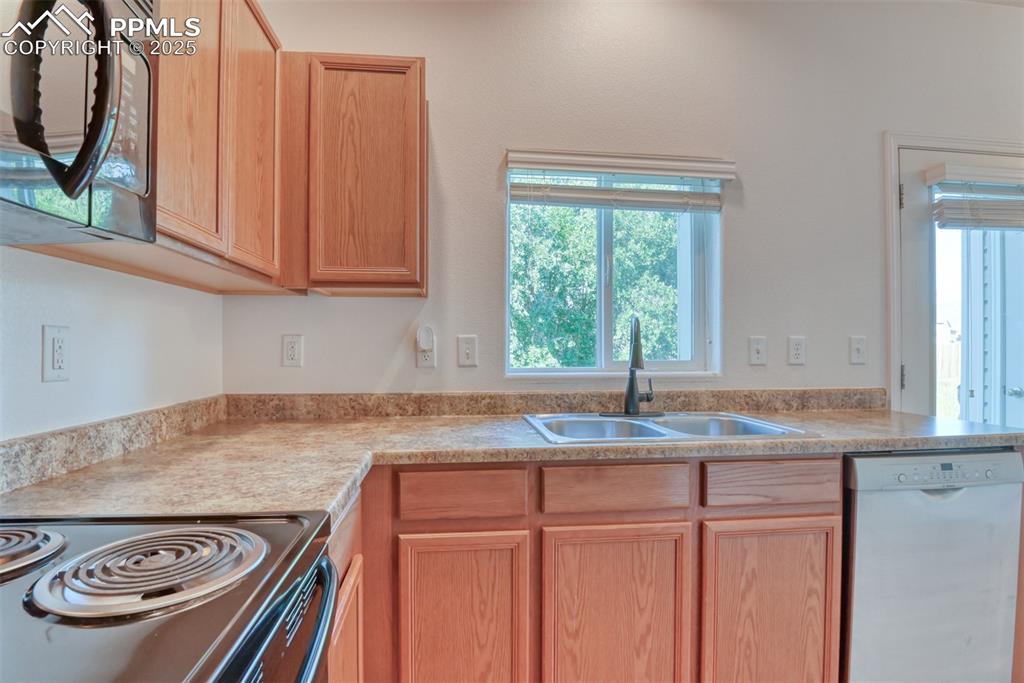 Image 10 of 24: Kitchen