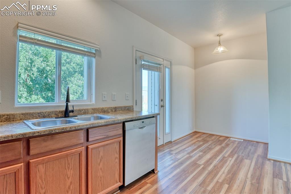 Image 11 of 24: Kitchen