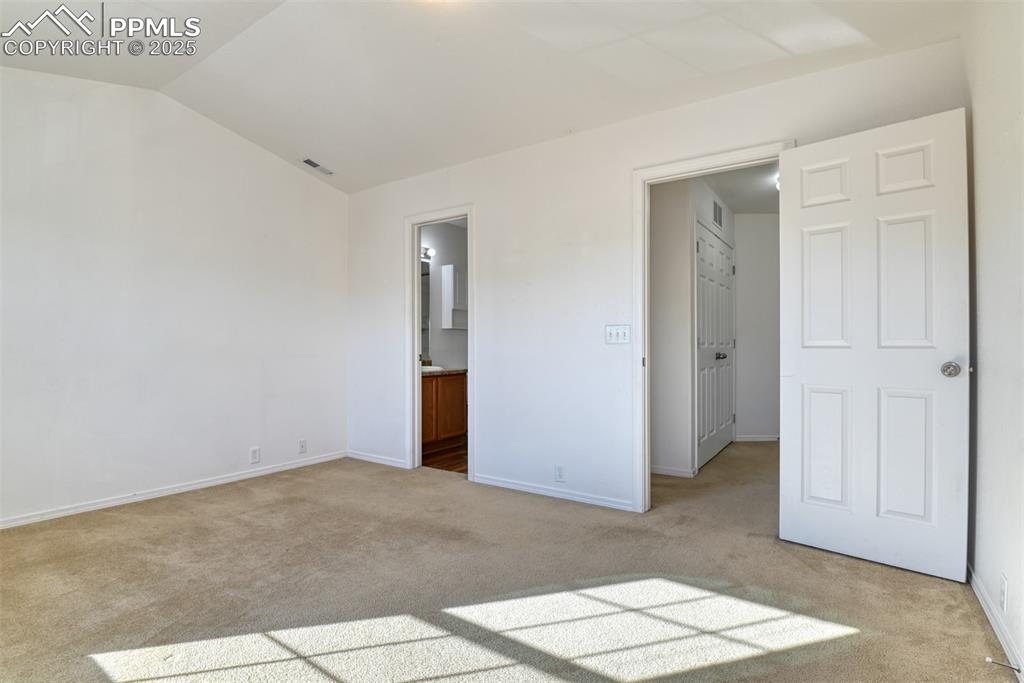 Image 14 of 24: Bedroom