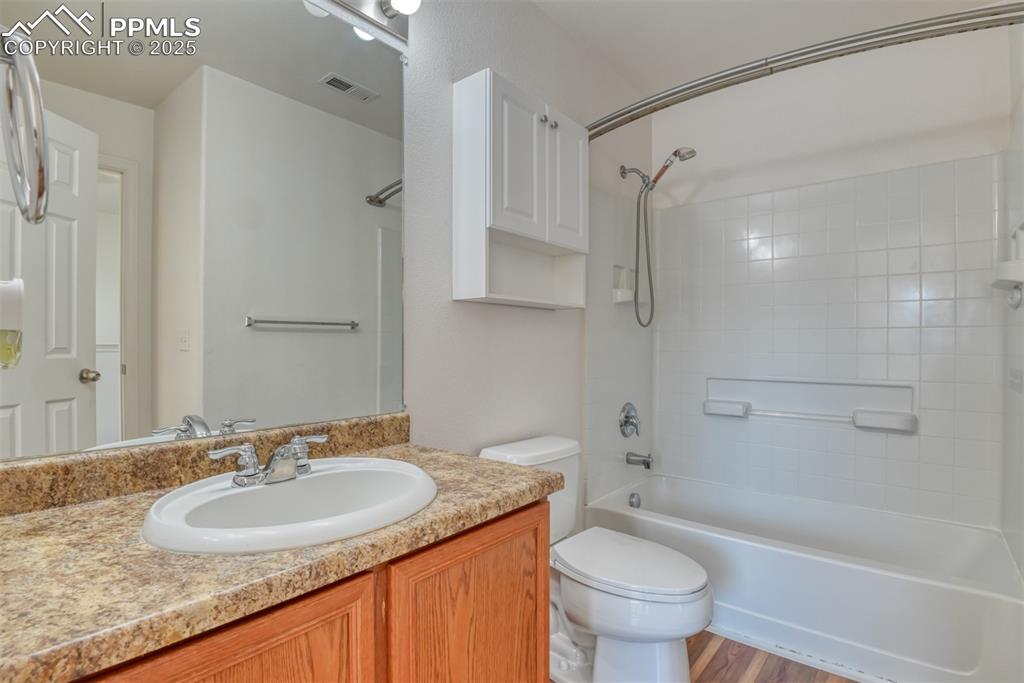 Image 16 of 24: Bathroom