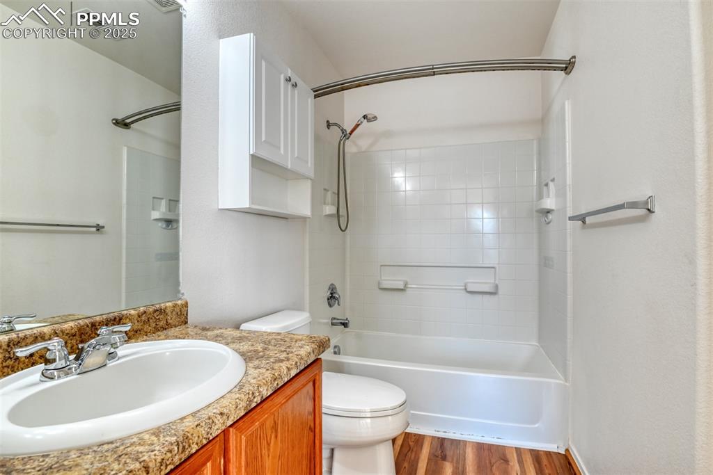 Image 17 of 24: Bathroom