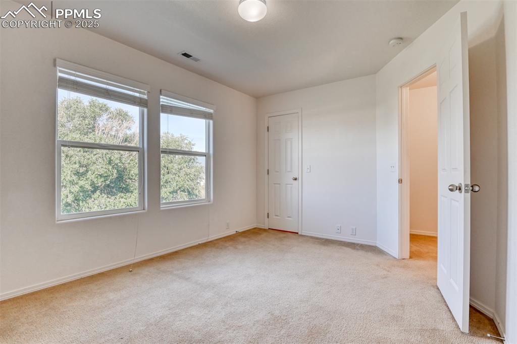 Image 19 of 24: Bedroom