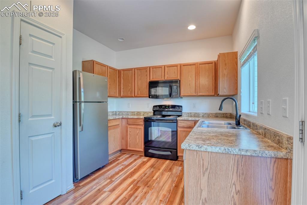 Image 8 of 24: Kitchen