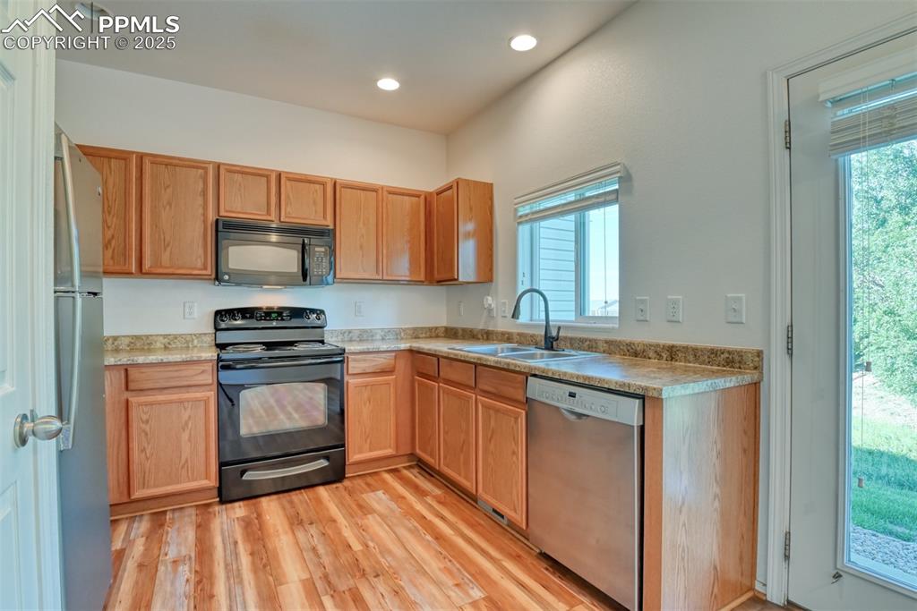 Image 9 of 24: Kitchen