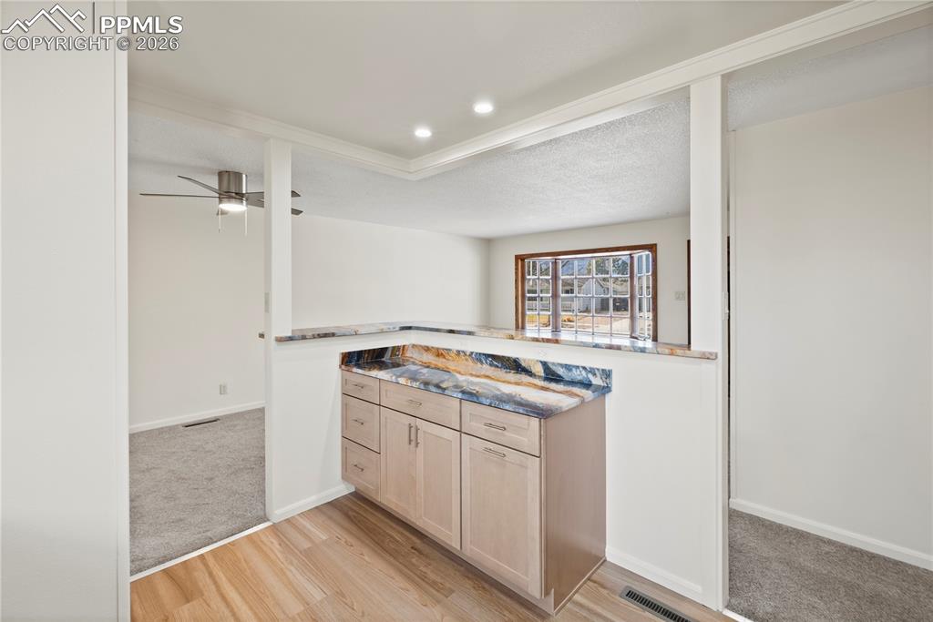 Image 10 of 50: Kitchen