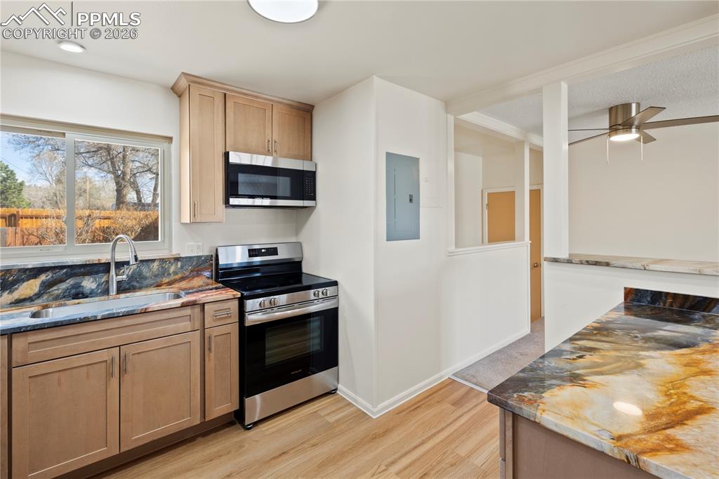 Image 11 of 50: Kitchen