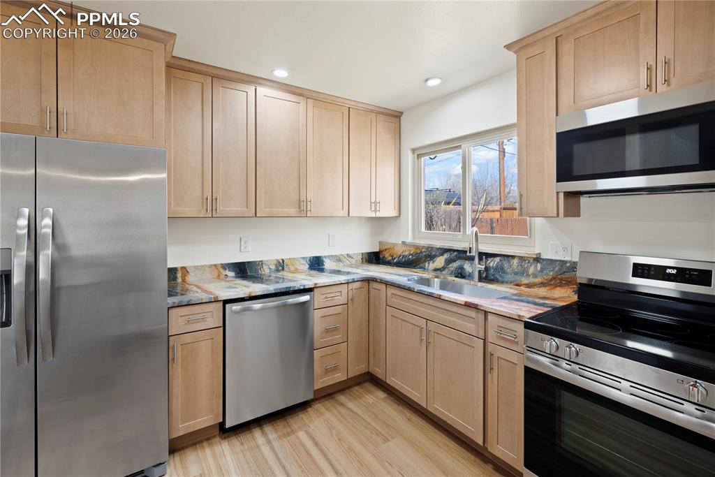 Image 12 of 50: Kitchen