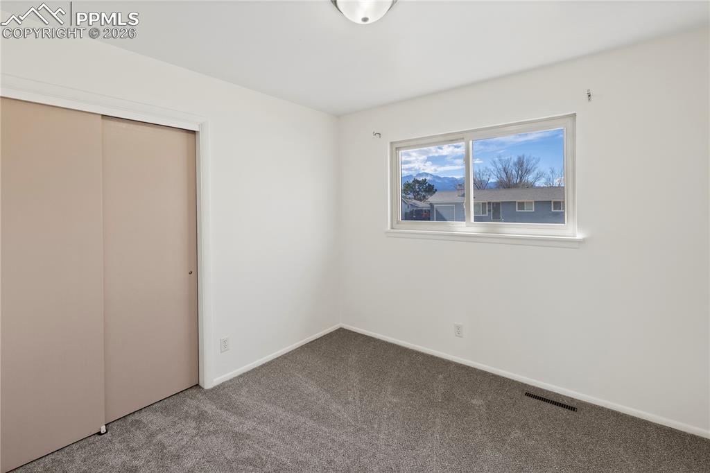 Image 17 of 50: Bedroom