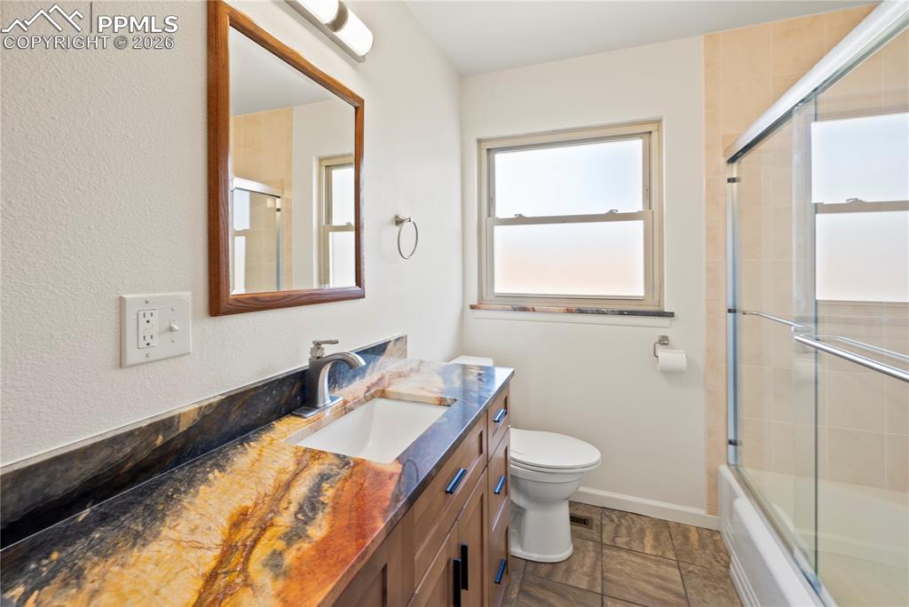 Image 19 of 50: Bathroom