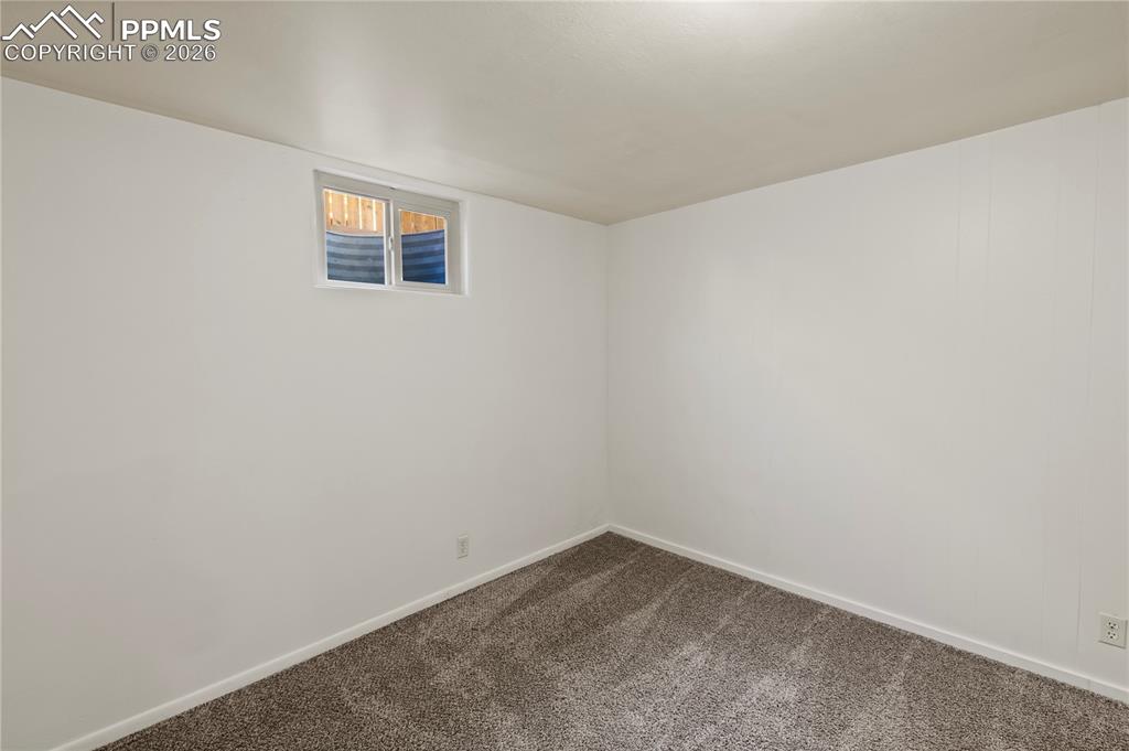 Image 27 of 50: Bedroom