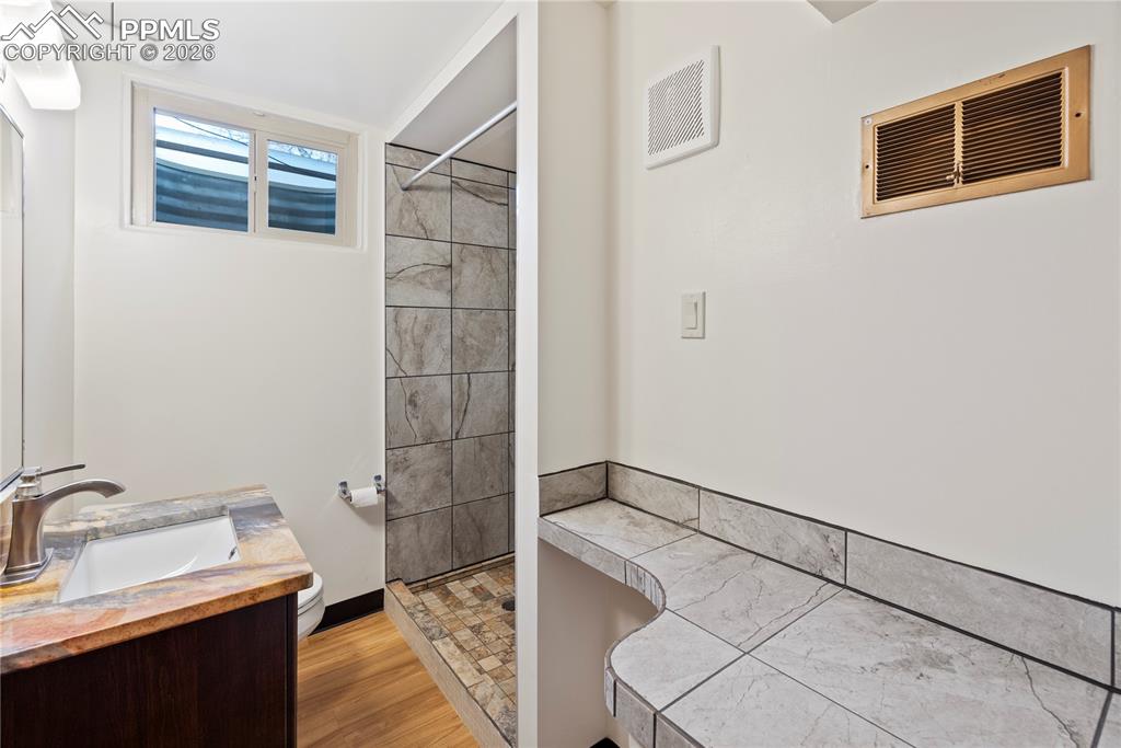 Image 29 of 50: Bathroom