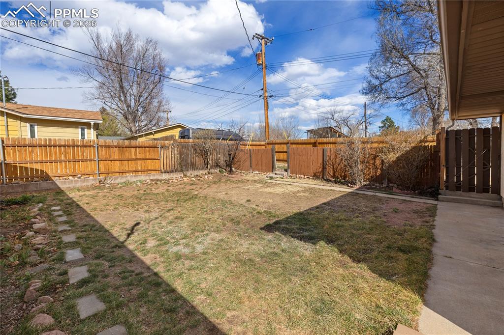 Image 31 of 50: Yard