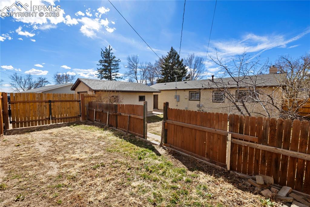 Image 34 of 50: Yard