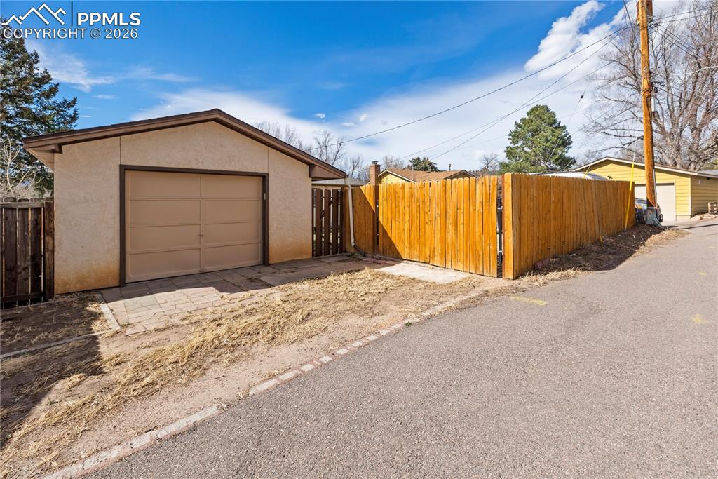 Image 35 of 50: Garage