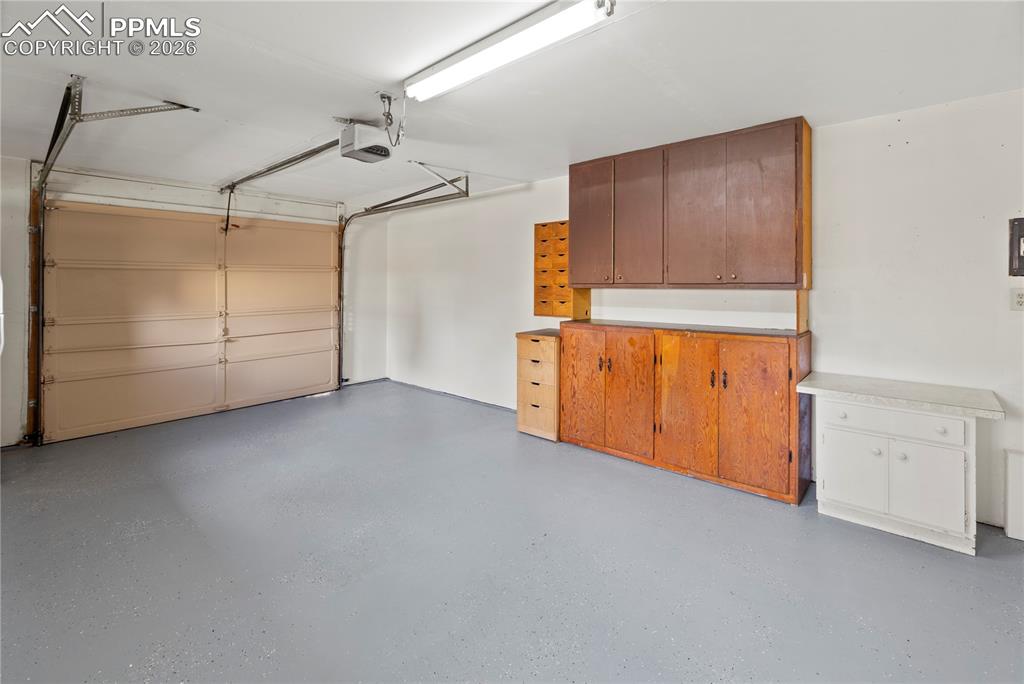 Image 36 of 50: Garage