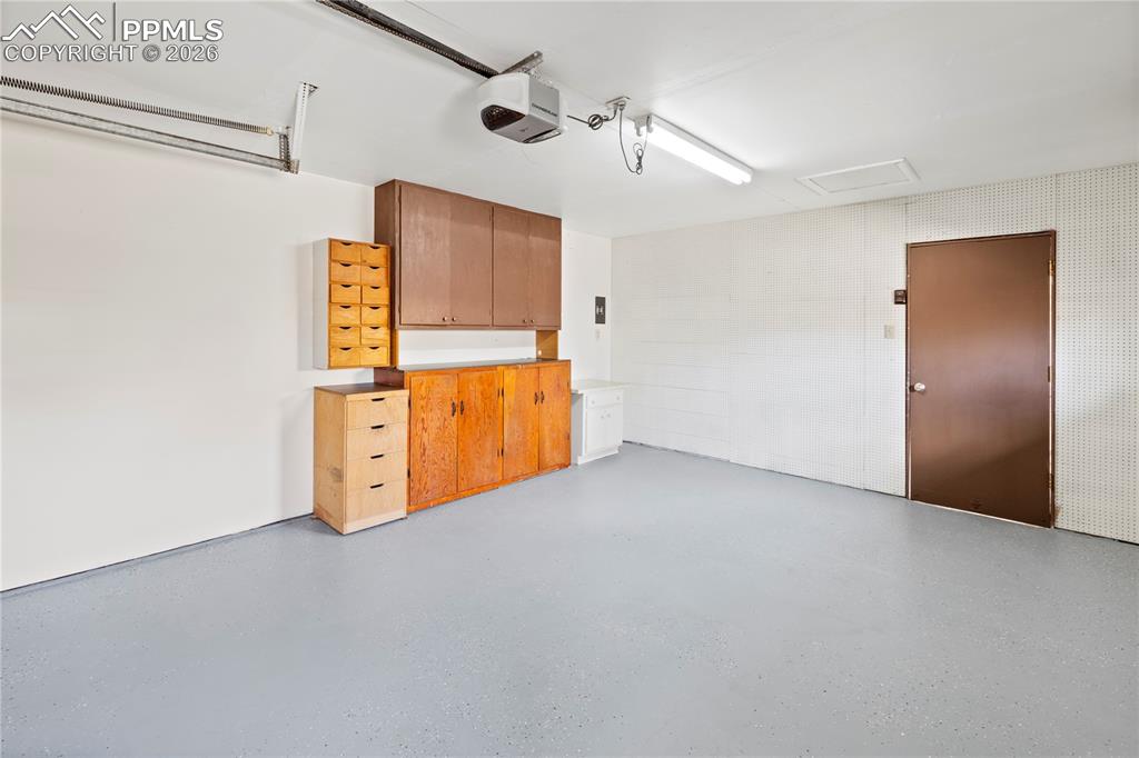 Image 37 of 50: Garage