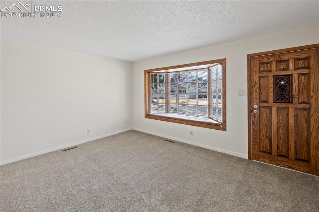 Image 5 of 50: Living Room