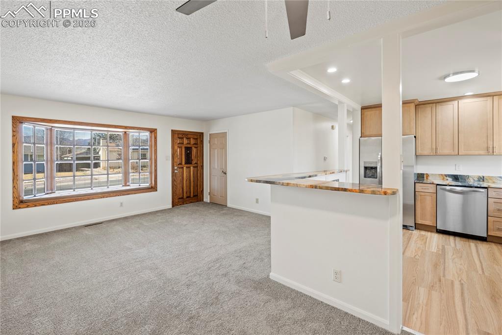 Image 7 of 50: Kitchen