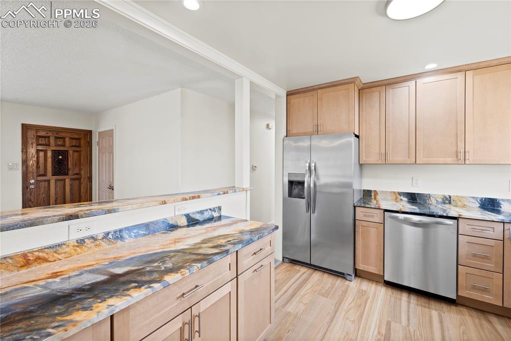 Image 9 of 50: Kitchen