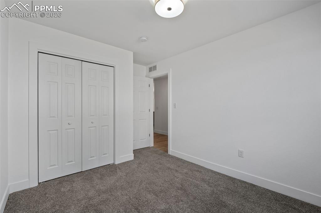 Image 25 of 29: Bedroom