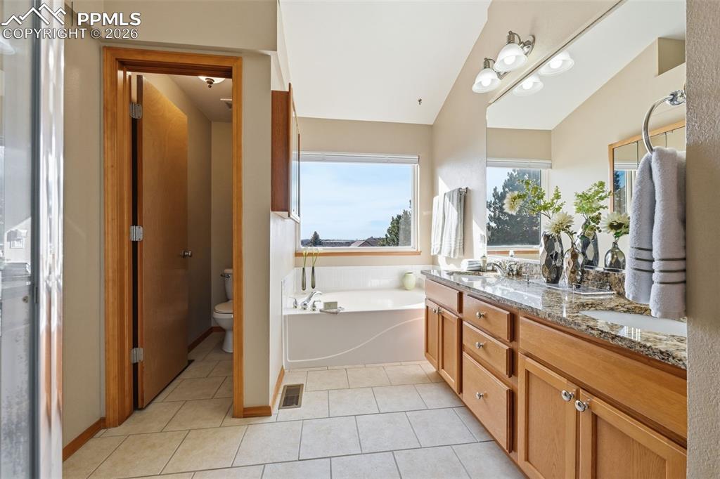 Image 19 of 47: Bathroom