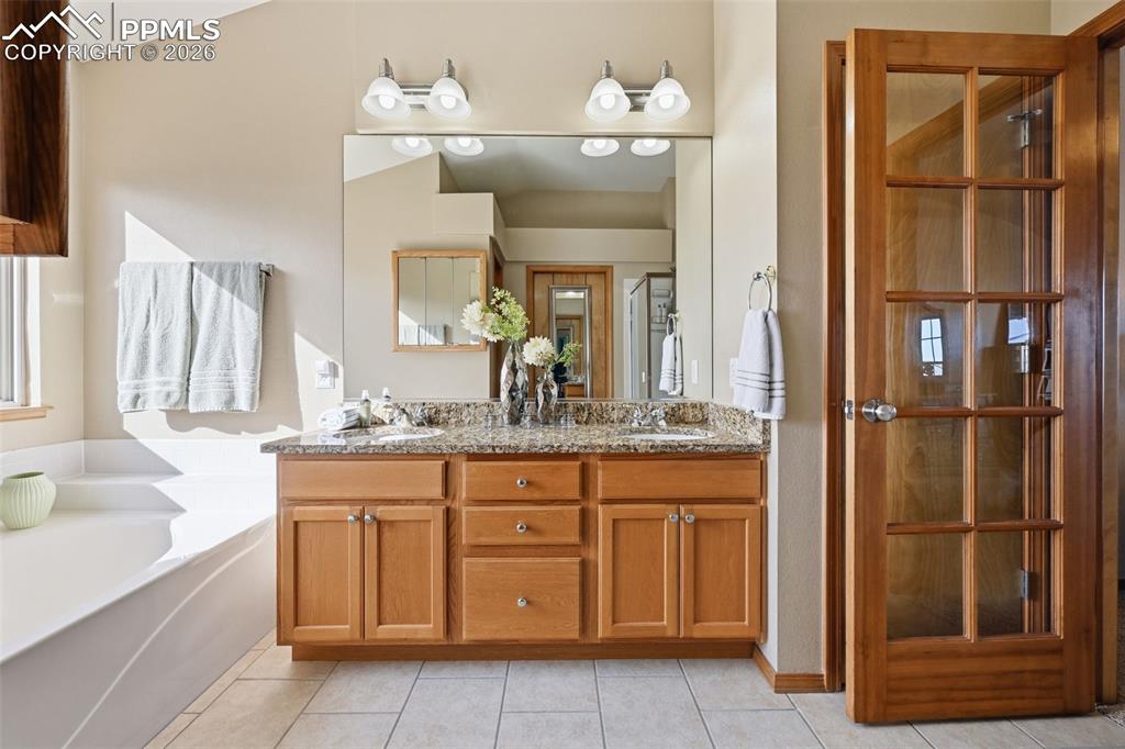 Image 20 of 47: Bathroom