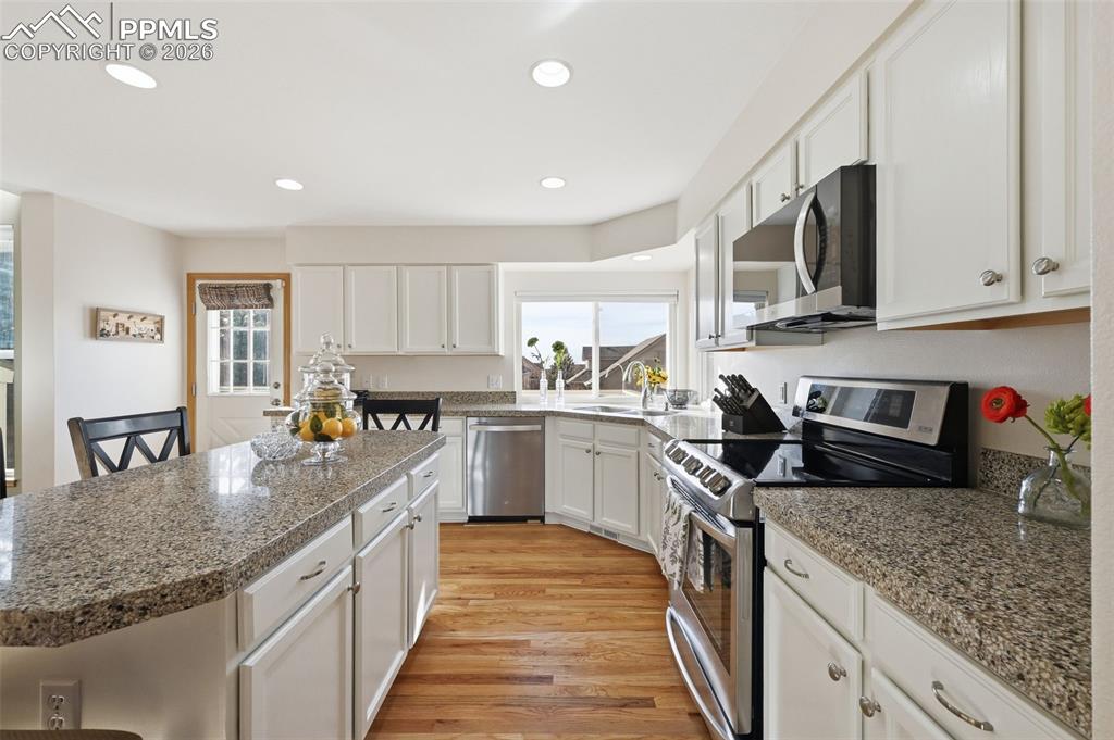 Image 3 of 47: Kitchen