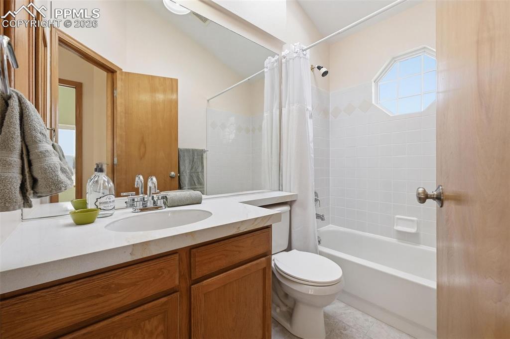 Image 30 of 47: Bathroom