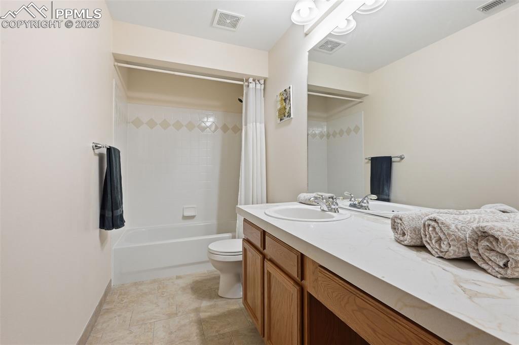 Image 31 of 47: Bathroom