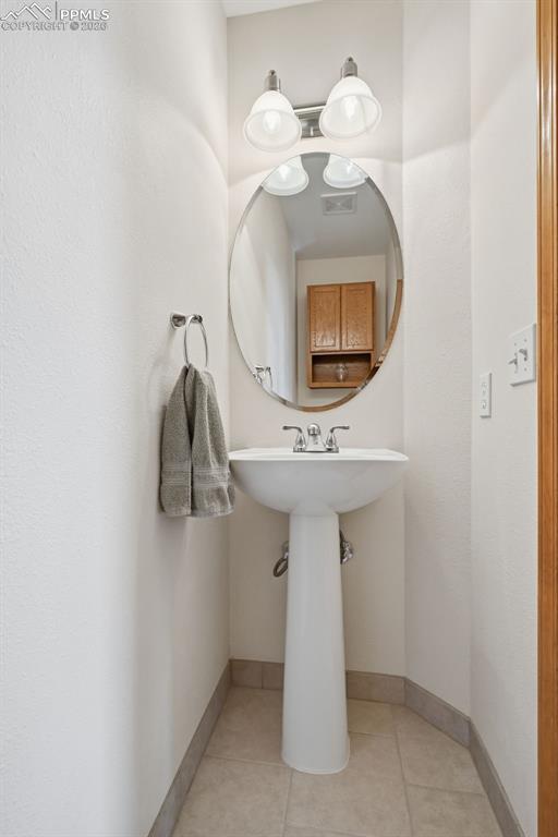 Image 33 of 47: Bathroom