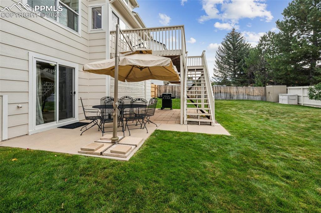 Image 34 of 47: Yard