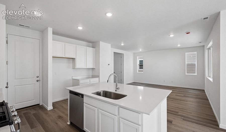 Image 10 of 24: Kitchen