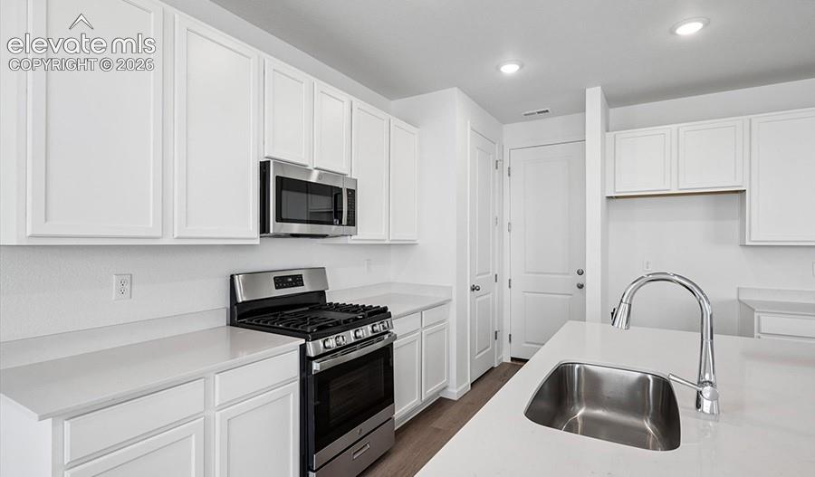 Image 11 of 24: Kitchen