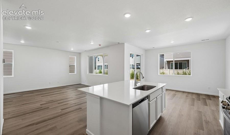 Image 12 of 24: Kitchen