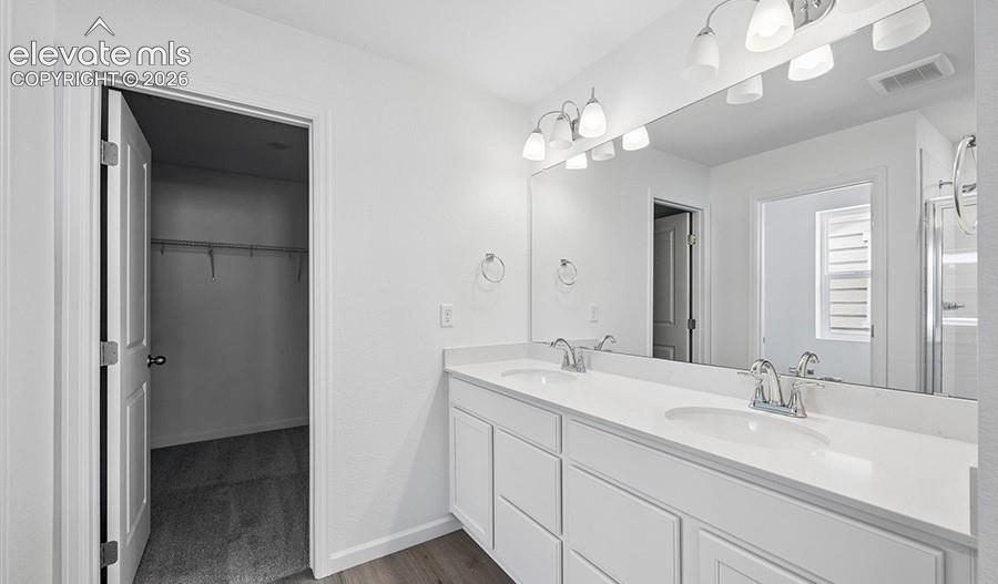 Image 16 of 24: Bathroom
