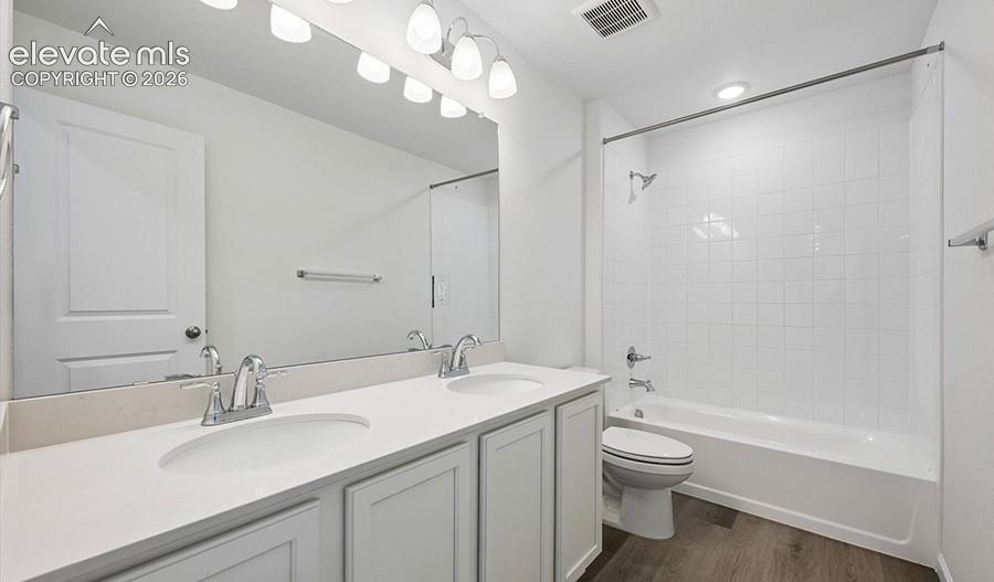 Image 19 of 24: Bathroom