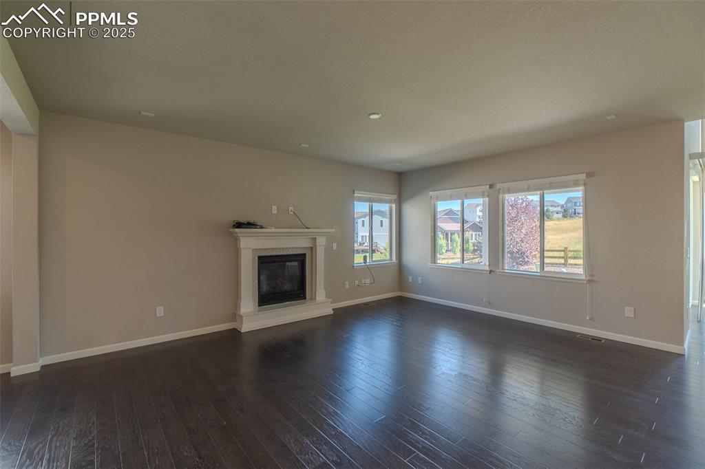 Image 16 of 50: Living Room