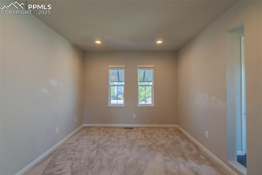 Image 18 of 50: Office