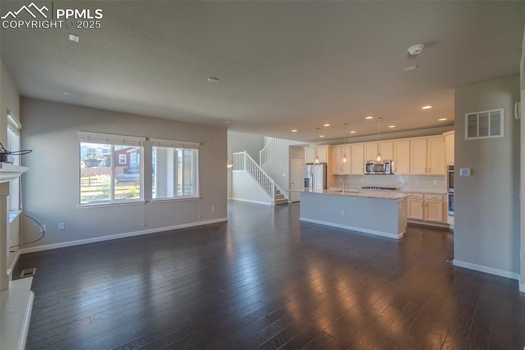 Image 19 of 50: Living Room