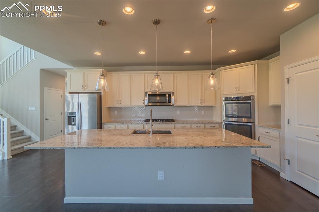 Image 20 of 50: Kitchen