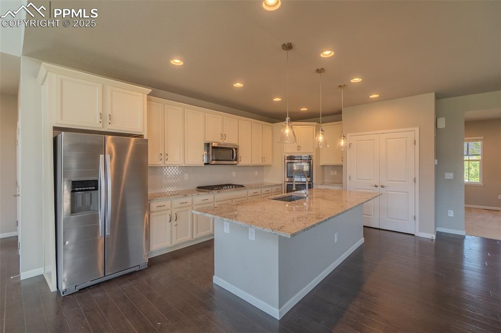 Image 21 of 50: Kitchen