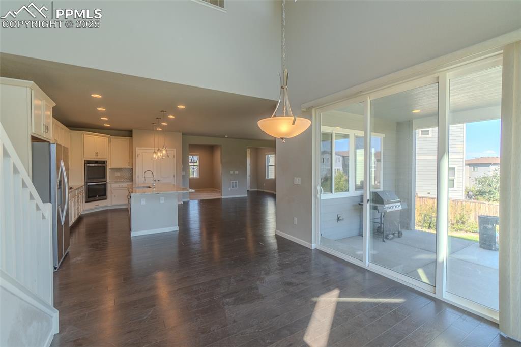 Image 23 of 50: Dining Room