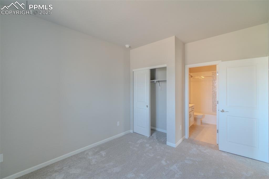 Image 33 of 50: Bedroom