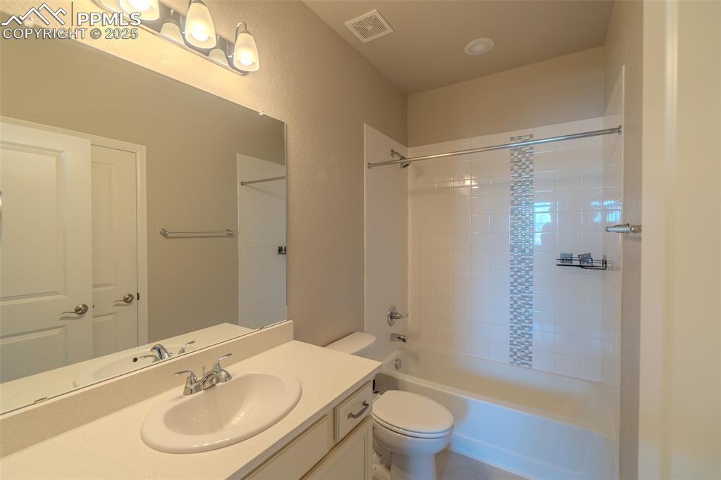 Image 34 of 50: Bathroom