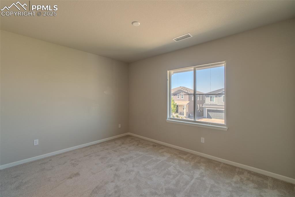 Image 35 of 50: Bedroom