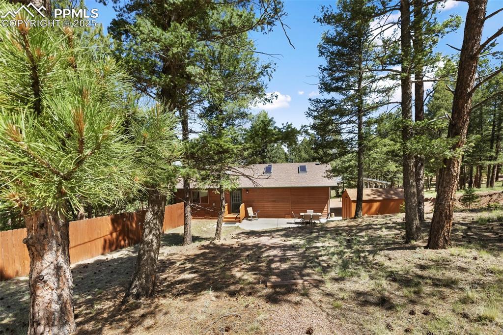 Image 40 of 45: Yard