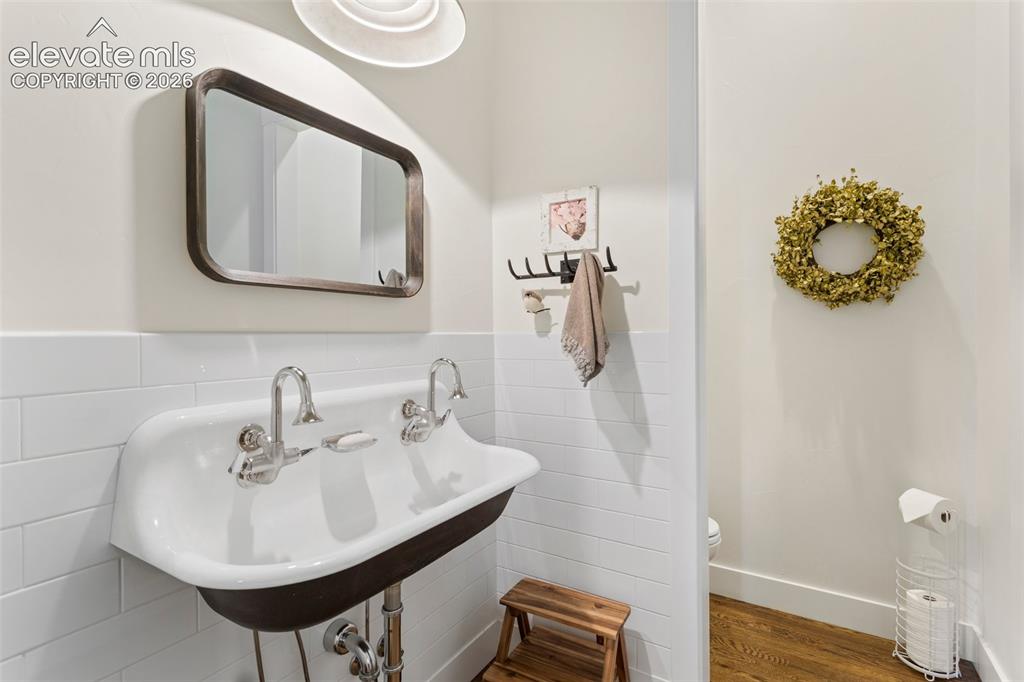 Image 12 of 36: Bathroom