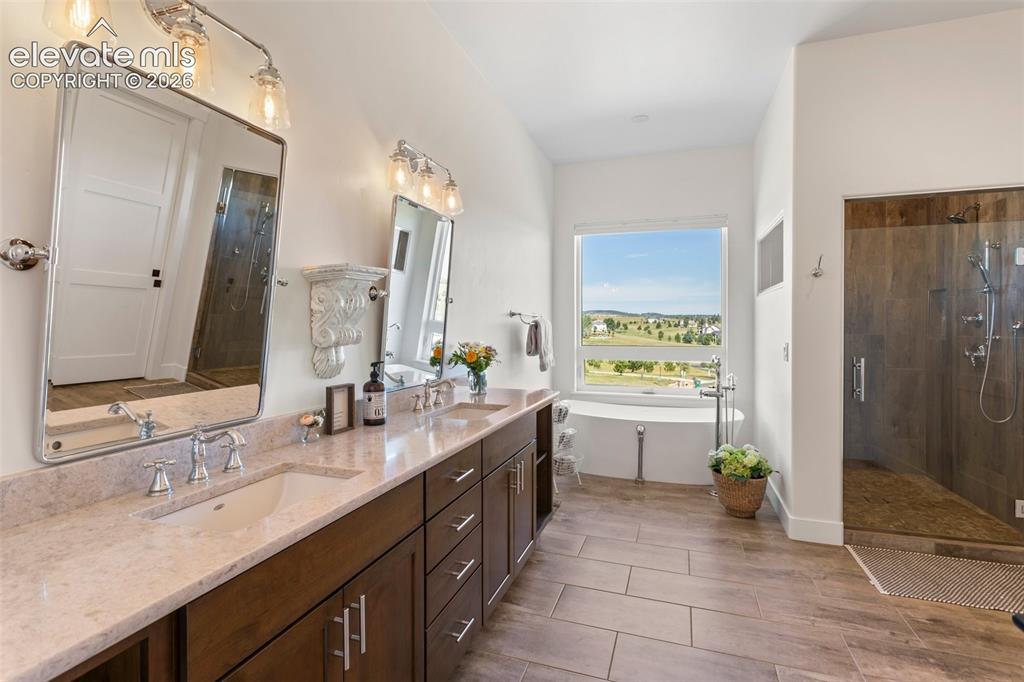 Image 16 of 36: Bathroom