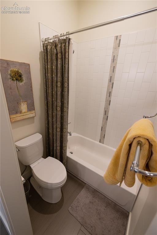 Image 19 of 36: Bathroom